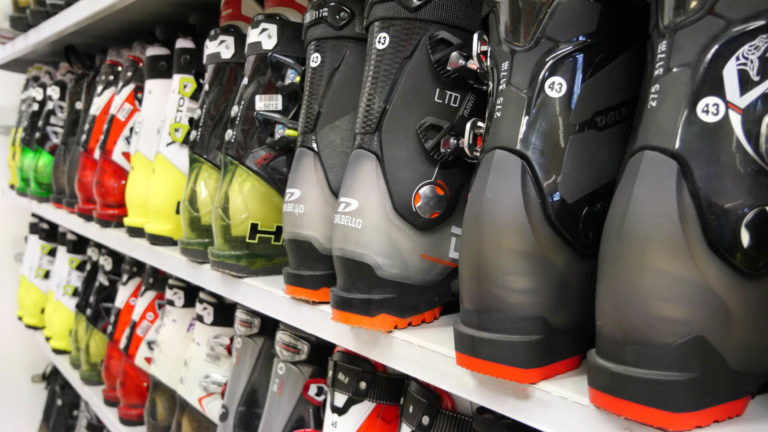 Read more about the article HOW TO CHOOSE THE SKI BOOTS
